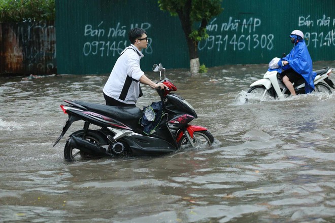 Ngay lúc này tại Hà Nội: Nhiều tuyến đường đã ngập rất nặng, xe chết máy la liệt- Ảnh 17.