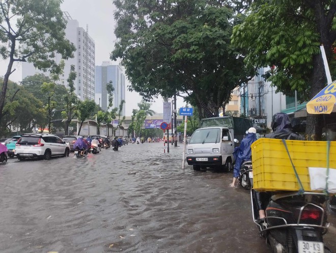 Ngay lúc này tại Hà Nội: Mưa lớn sấm chớp giật đùng đùng, người dân vừa đi đường vừa lo lắng- Ảnh 7.