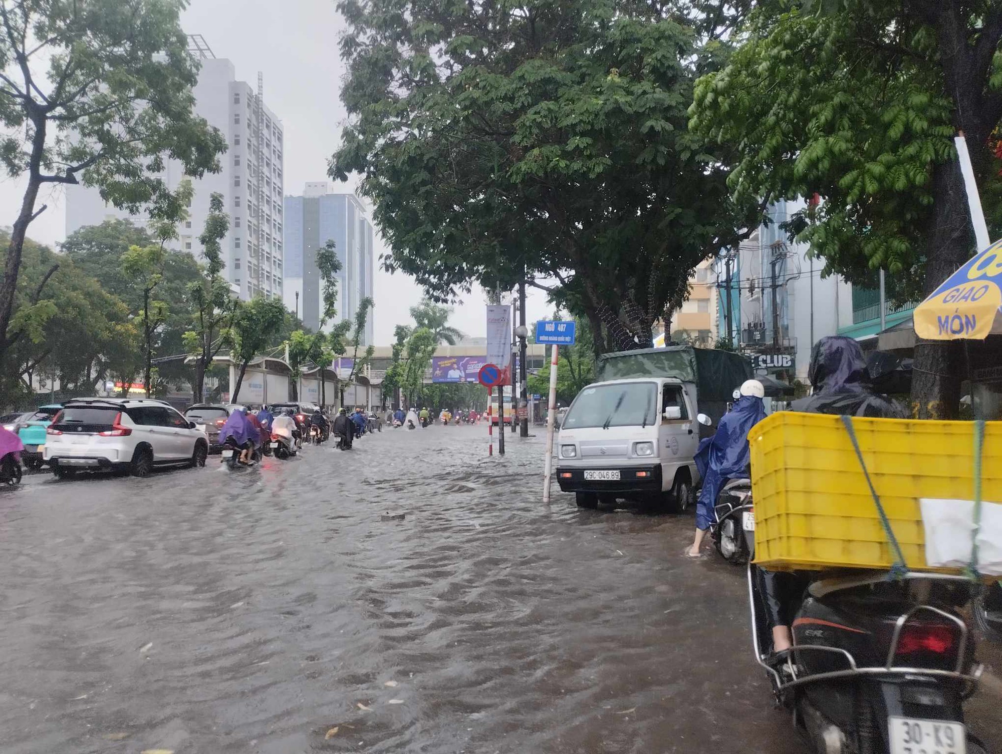 Ngay lúc này tại Hà Nội: Nhiều tuyến đường đã ngập rất nặng, xe chết máy la liệt- Ảnh 9.