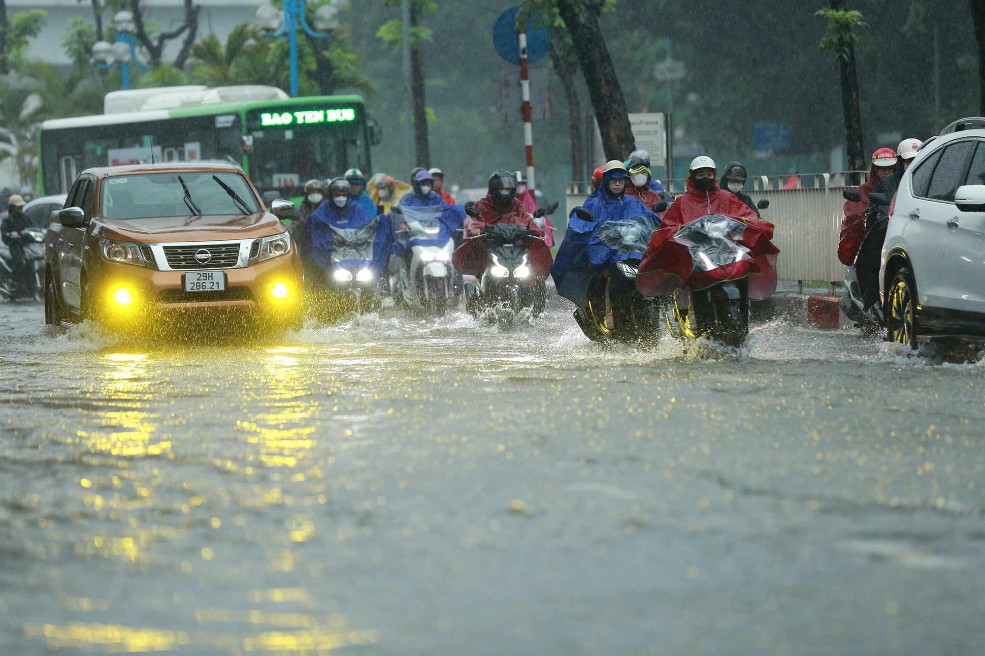 Ngay lúc này tại Hà Nội: Nhiều tuyến đường đã ngập rất nặng, xe chết máy la liệt- Ảnh 10.