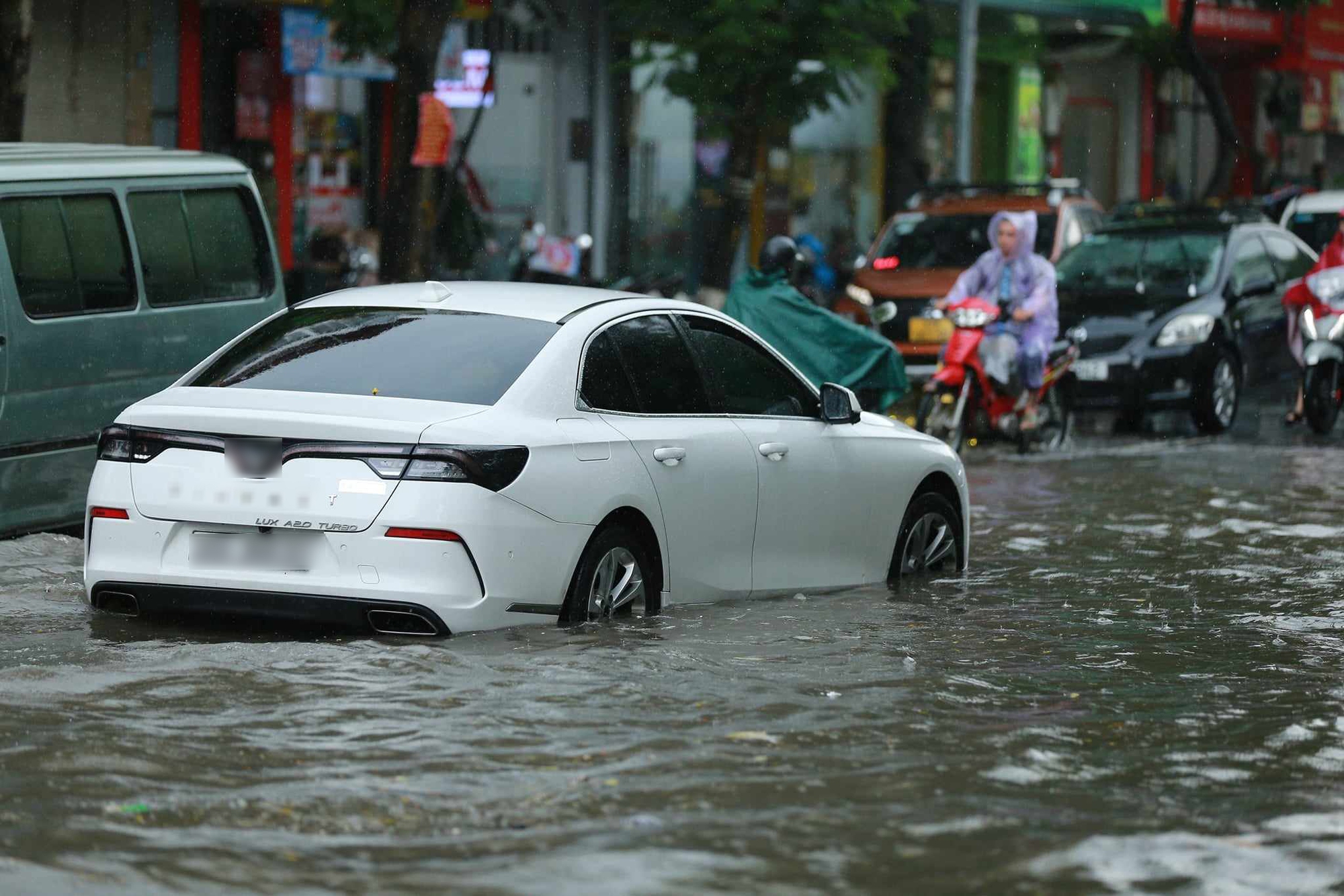 Ngay lúc này tại Hà Nội: Nhiều tuyến đường đã ngập rất nặng, xe chết máy la liệt- Ảnh 19.
