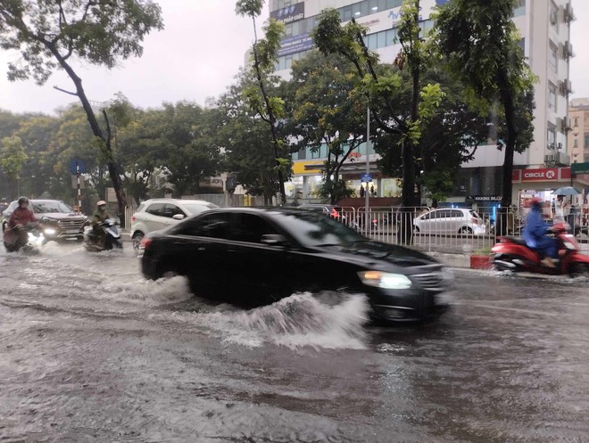 Ngay lúc này tại Hà Nội: Nhiều tuyến đường đã ngập rất nặng, xe chết máy la liệt- Ảnh 8.