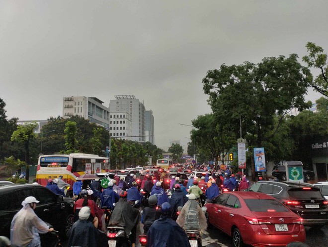 Ngay lúc này tại Hà Nội: Nhiều tuyến đường đã ngập rất nặng, xe chết máy la liệt- Ảnh 6.