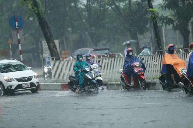 Ngay lúc này tại Hà Nội: Nhiều tuyến đường đã ngập rất nặng, xe chết máy la liệt- Ảnh 12.