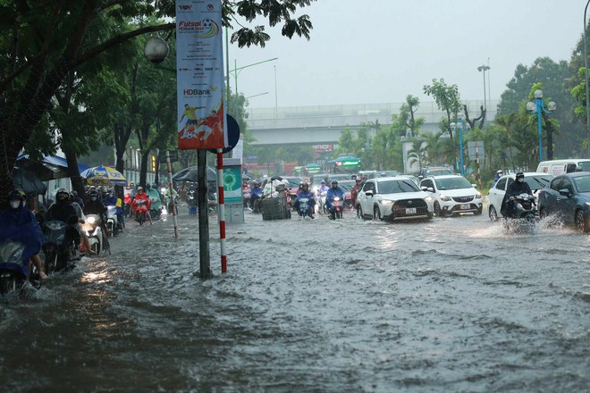 Ngay lúc này tại Hà Nội: Nhiều tuyến đường đã ngập rất nặng, xe chết máy la liệt- Ảnh 13.