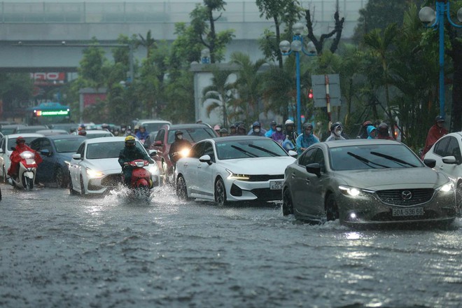 Ngay lúc này tại Hà Nội: Nhiều tuyến đường đã ngập rất nặng, xe chết máy la liệt- Ảnh 11.