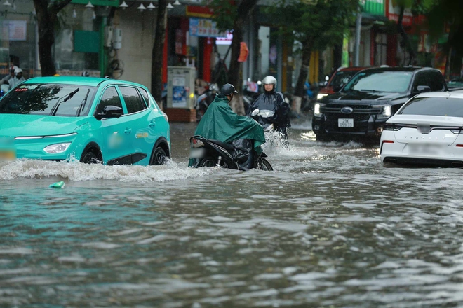 Ngay lúc này tại Hà Nội: Nhiều tuyến đường đã ngập rất nặng, xe chết máy la liệt- Ảnh 18.