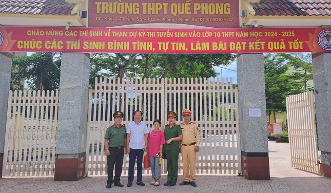 Mới mổ ruột thừa, thí sinh ở Nghệ An được thanh niên tình nguyện cõng đến phòng thi- Ảnh 4.