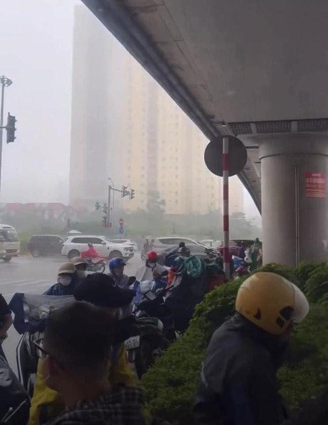 Ngay lúc này tại Hà Nội: Nhiều tuyến đường đã ngập rất nặng, xe chết máy la liệt- Ảnh 5.