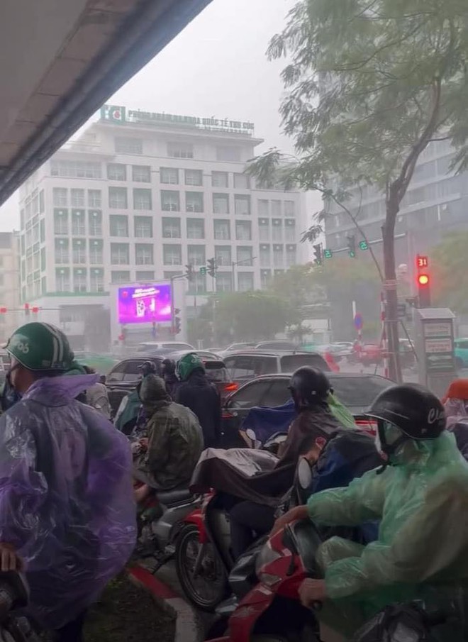 Ngay lúc này tại Hà Nội: Nhiều tuyến đường đã ngập rất nặng, xe chết máy la liệt- Ảnh 4.