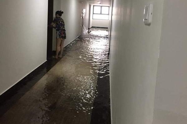 Hà Nội: Mưa lớn ngập lụt, cư dân 