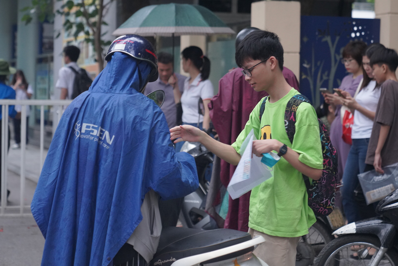 Hà Nội mưa trắng trời kèm sấm sét dữ dội, phụ huynh vẫn 