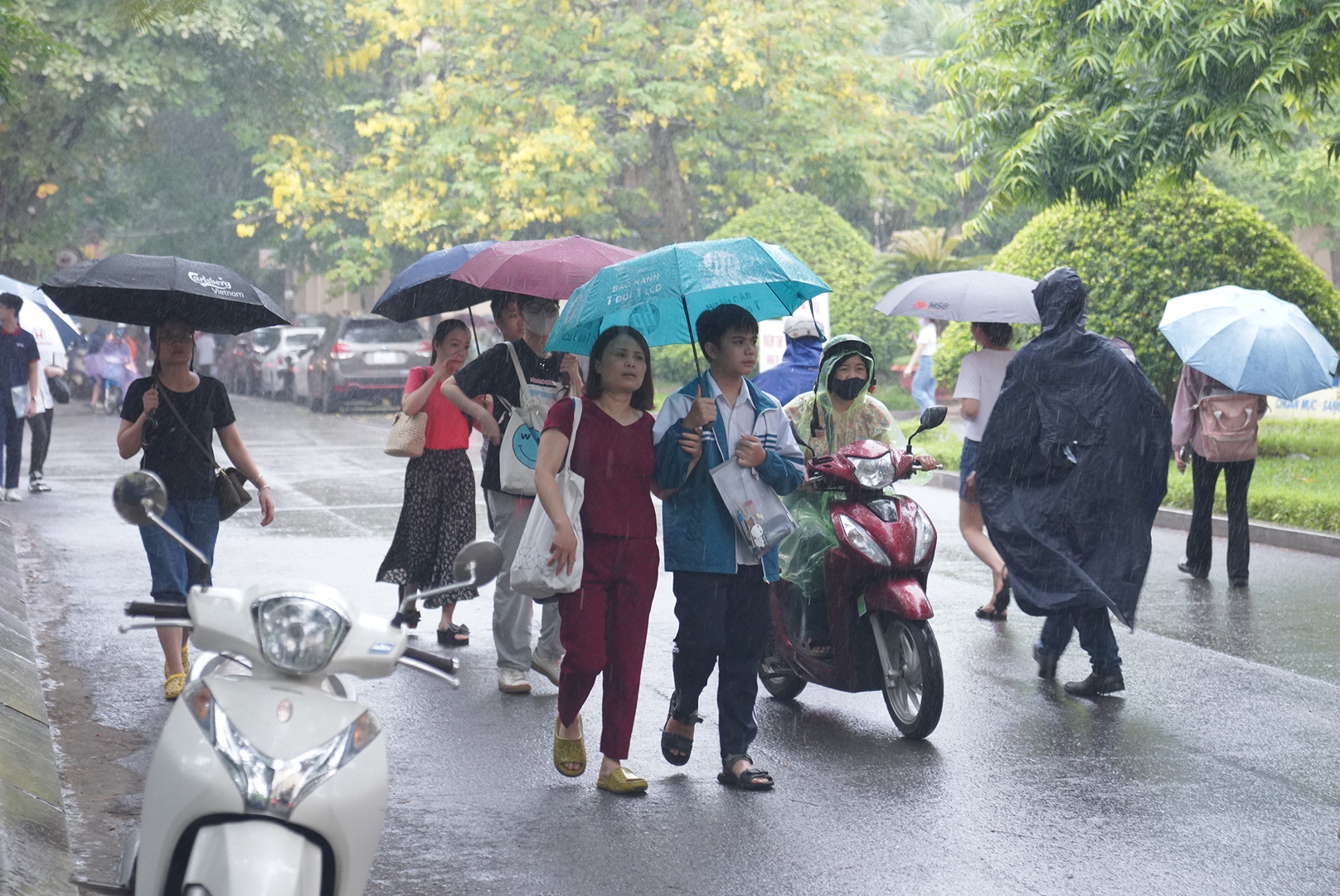 Hà Nội mưa trắng trời kèm sấm sét dữ dội, phụ huynh vẫn 