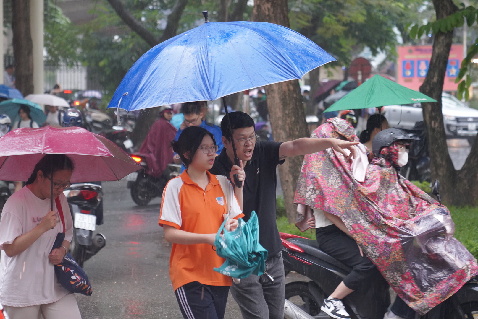 Hà Nội mưa trắng trời kèm sấm sét dữ dội, phụ huynh vẫn 