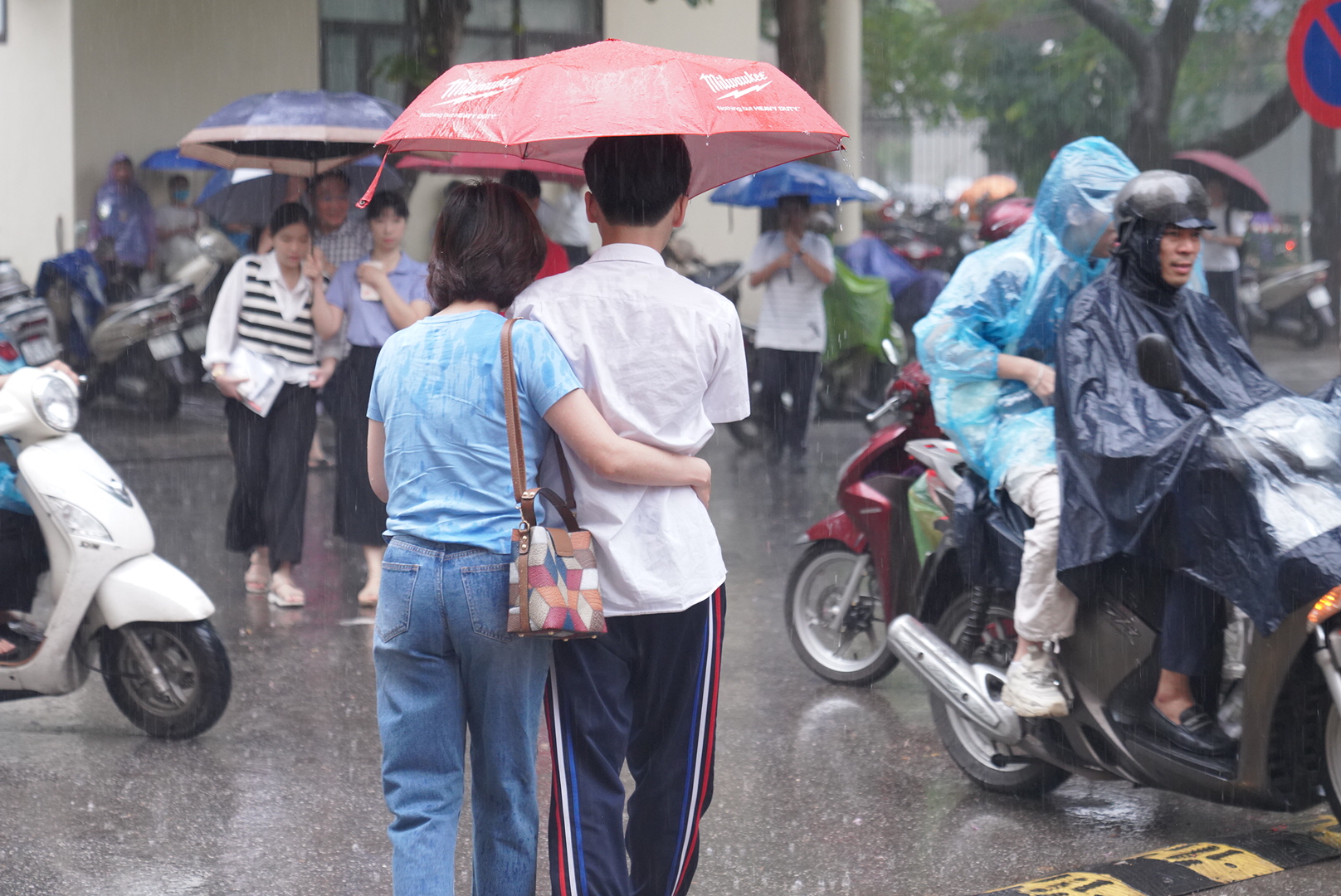 Hà Nội mưa trắng trời kèm sấm sét dữ dội, phụ huynh vẫn 