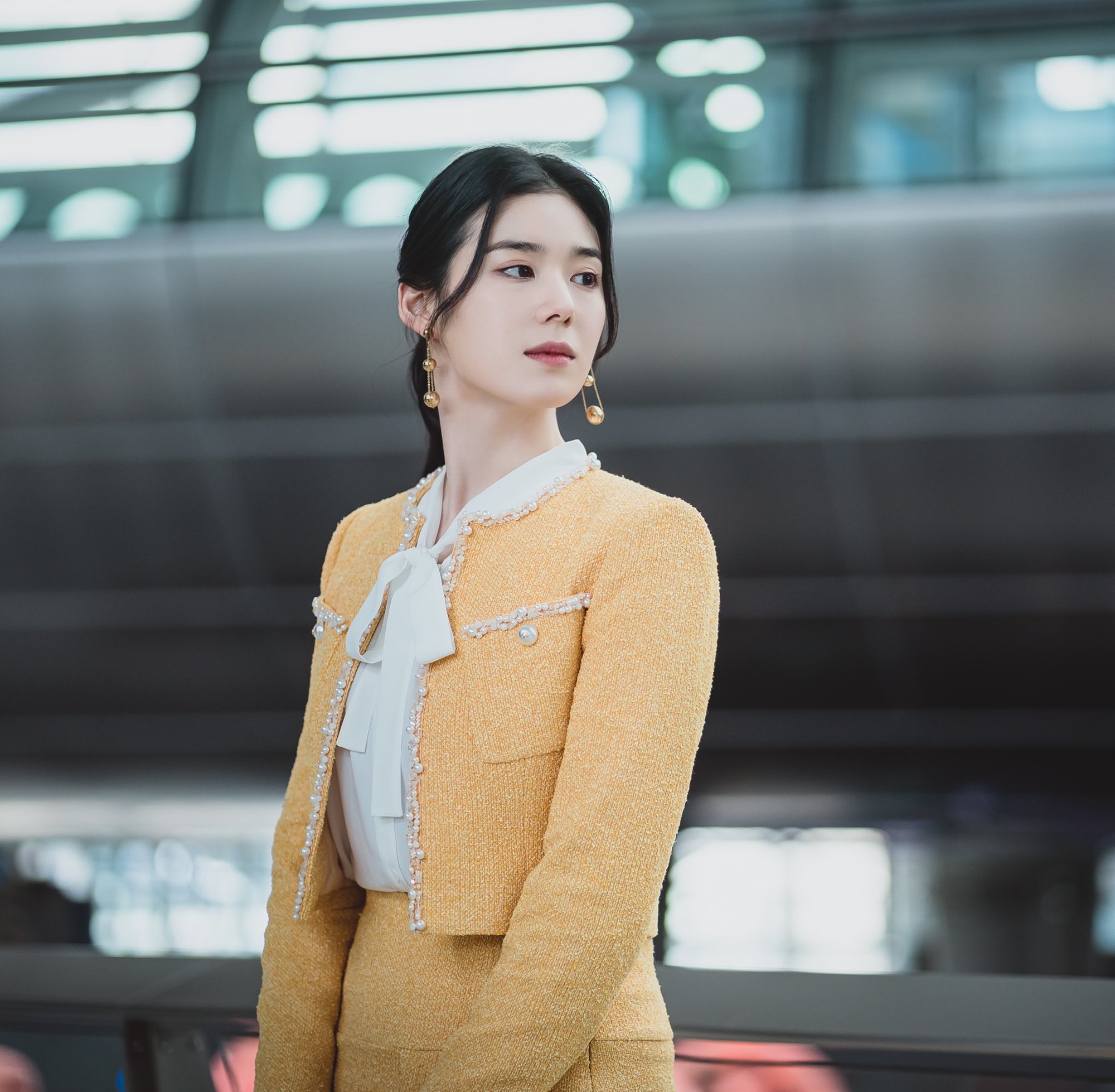 Nữ phụ quen mặt trên phim Hàn: Trẻ trung ở tuổi 38 nhờ phong cách thời trang đầy màu sắc- Ảnh 1.