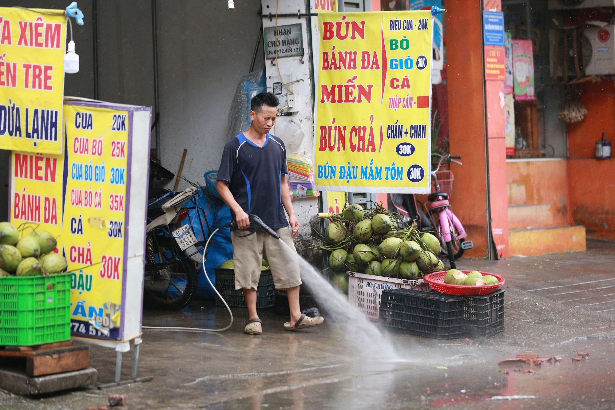 Người dân Hà Nội ngán ngẩm cảnh nước tràn vào nhà sau cơn mưa lớn: Có những lần nhà ngập 2 ngày mới rút hết nước- Ảnh 13.