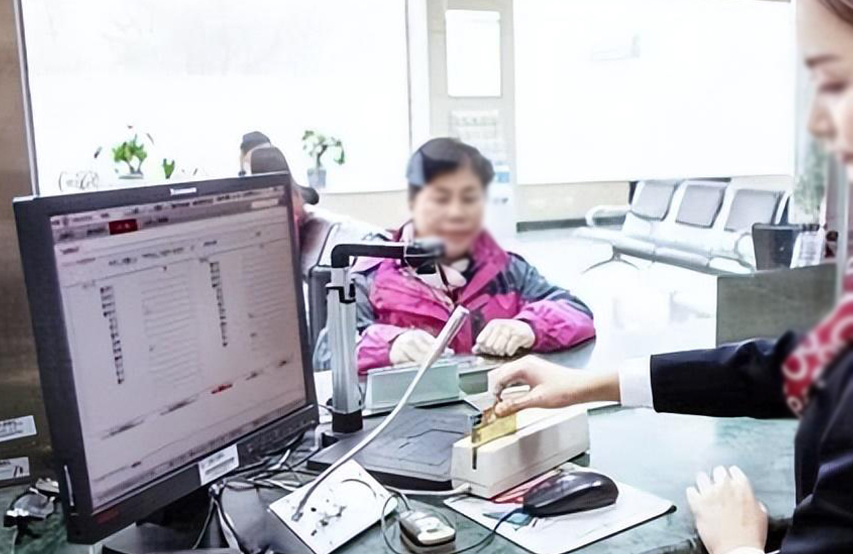 Người phụ nữ Quảng Ninh rút tiền, chuyển tiền lộ điểm bất thường, nhân viên báo công an chặn được vụ lừa đảo trên 4 tỷ đồng- Ảnh 1.