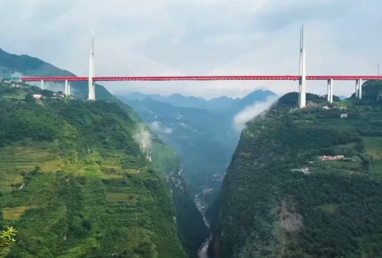 Tỉnh thuộc top nghèo nhất Trung Quốc: Sở hữu 30.000 cây cầu băng qua núi cao vài trăm mét, chi phí xây dựng ‘sương sương’ 3-5 nghìn tỷ đồng, sắp khánh thành cầu cao nhất thế giới- Ảnh 2.
