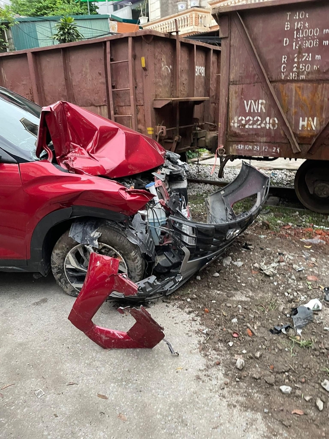 Hyundai Creta bị tàu hỏa đâm nát đầu khi đỗ cạnh đường ray, chuyên gia cho rằng chủ xe vẫn được bảo hiểm nếu đáp ứng một số điều kiện- Ảnh 4. Hyundai Creta bị tàu hỏa đâm nát đầu khi đỗ cạnh đường ray, chuyên gia cho rằng chủ xe vẫn được bảo hiểm nếu đáp ứng một số điều kiện- Ảnh 4.