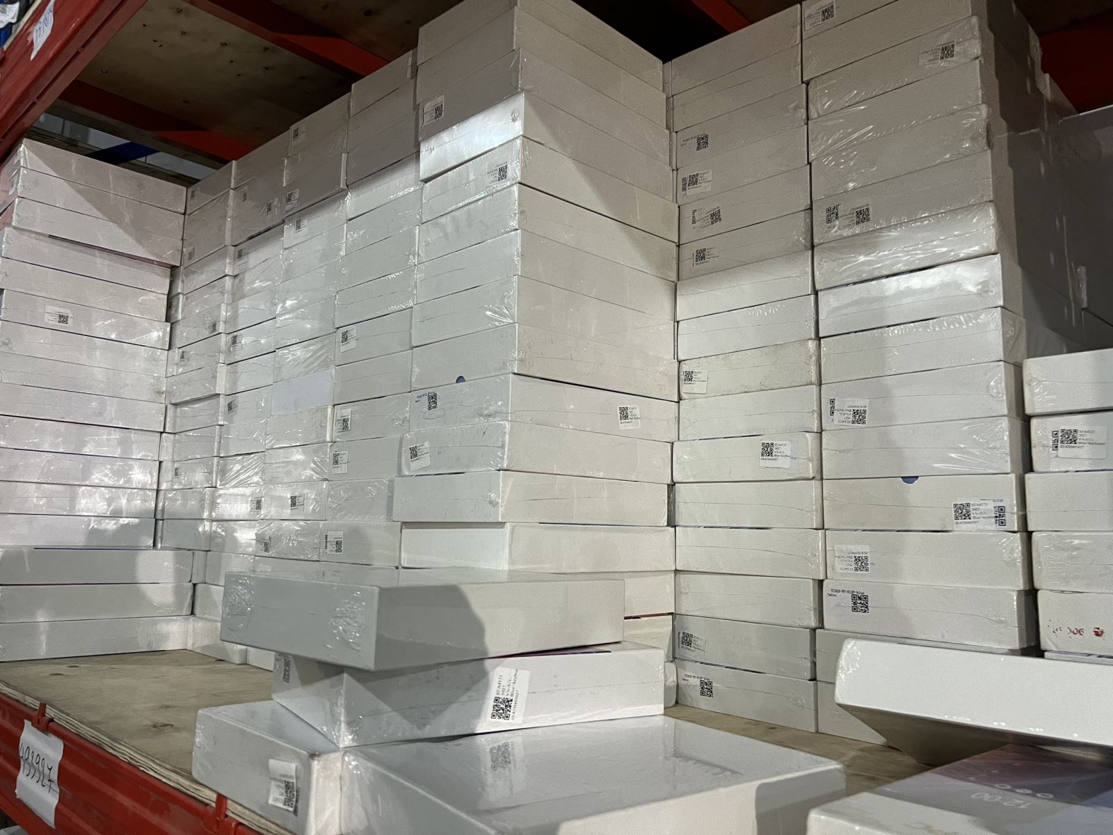 Phát hiện kho hàng chứa 2.000 máy tính bảng, điện thoại di động có dấu hiệu vi phạm tại Hà Nội- Ảnh 2. Phát hiện kho hàng chứa 2.000 máy tính bảng, điện thoại di động có dấu hiệu vi phạm tại Hà Nội- Ảnh 2.