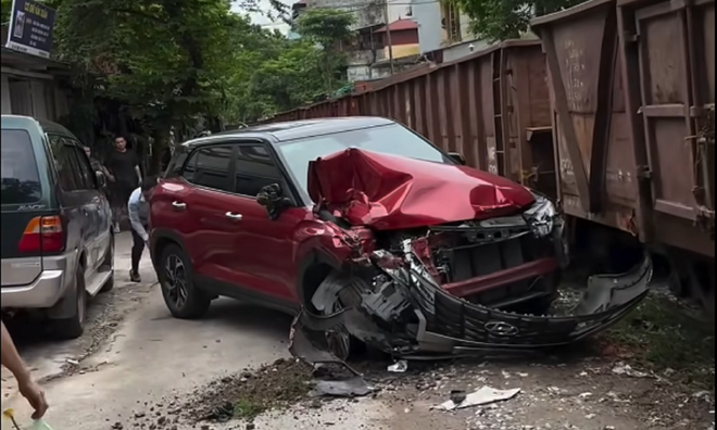 Hyundai Creta bị tàu hỏa đâm nát đầu khi đỗ cạnh đường ray, chuyên gia cho rằng chủ xe vẫn được bảo hiểm nếu đáp ứng một số điều kiện- Ảnh 2. Hyundai Creta bị tàu hỏa đâm nát đầu khi đỗ cạnh đường ray, chuyên gia cho rằng chủ xe vẫn được bảo hiểm nếu đáp ứng một số điều kiện- Ảnh 2.