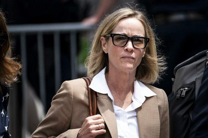 Bà Kathleen Buhle, người đã kết hôn với ông Hunter Biden gần 25 năm, rời đi sau khi làm chứng trong phiên tòa xét xử tội sở hữu súng trái phép của chồng cũ tại Tòa án Liên bang ở Wilmington hôm 5-6. Ảnh: NYTIMES Bà Kathleen Buhle, người đã kết hôn với ông Hunter Biden gần 25 năm, rời đi sau khi làm chứng trong phiên tòa xét xử tội sở hữu súng trái phép của chồng cũ tại Tòa án Liên bang ở Wilmington hôm 5-6. Ảnh: NYTIMES