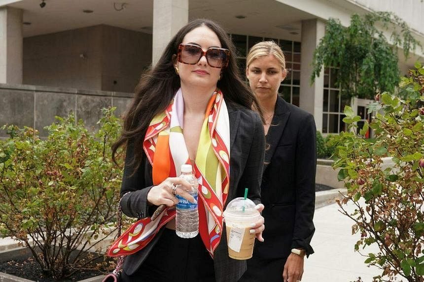 Cô Zoe Kestan, bạn gái cũ kém 24 tuổi, rời tòa án Tòa án Liên bang ở Wilmington hôm 5-6, sau khi làm chứng trong phiên tòa xét xử Hunter Biden về tội sử dụng súng trái phép. Ảnh: REUTERS Cô Zoe Kestan, bạn gái cũ kém 24 tuổi, rời tòa án Tòa án Liên bang ở Wilmington hôm 5-6, sau khi làm chứng trong phiên tòa xét xử Hunter Biden về tội sử dụng súng trái phép. Ảnh: REUTERS