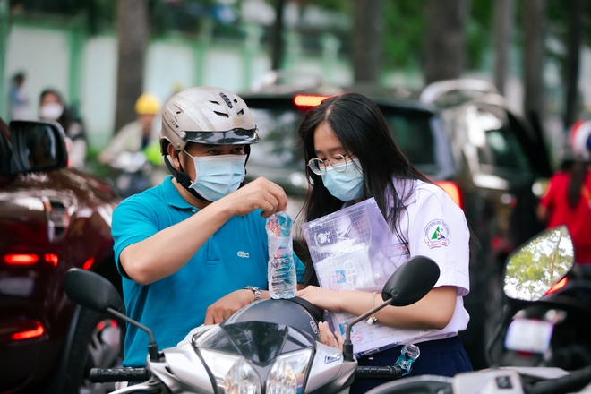 Gần 100.000 học sinh TP.HCM chính thức hoàn thành bài thi môn Văn- Ảnh 24.