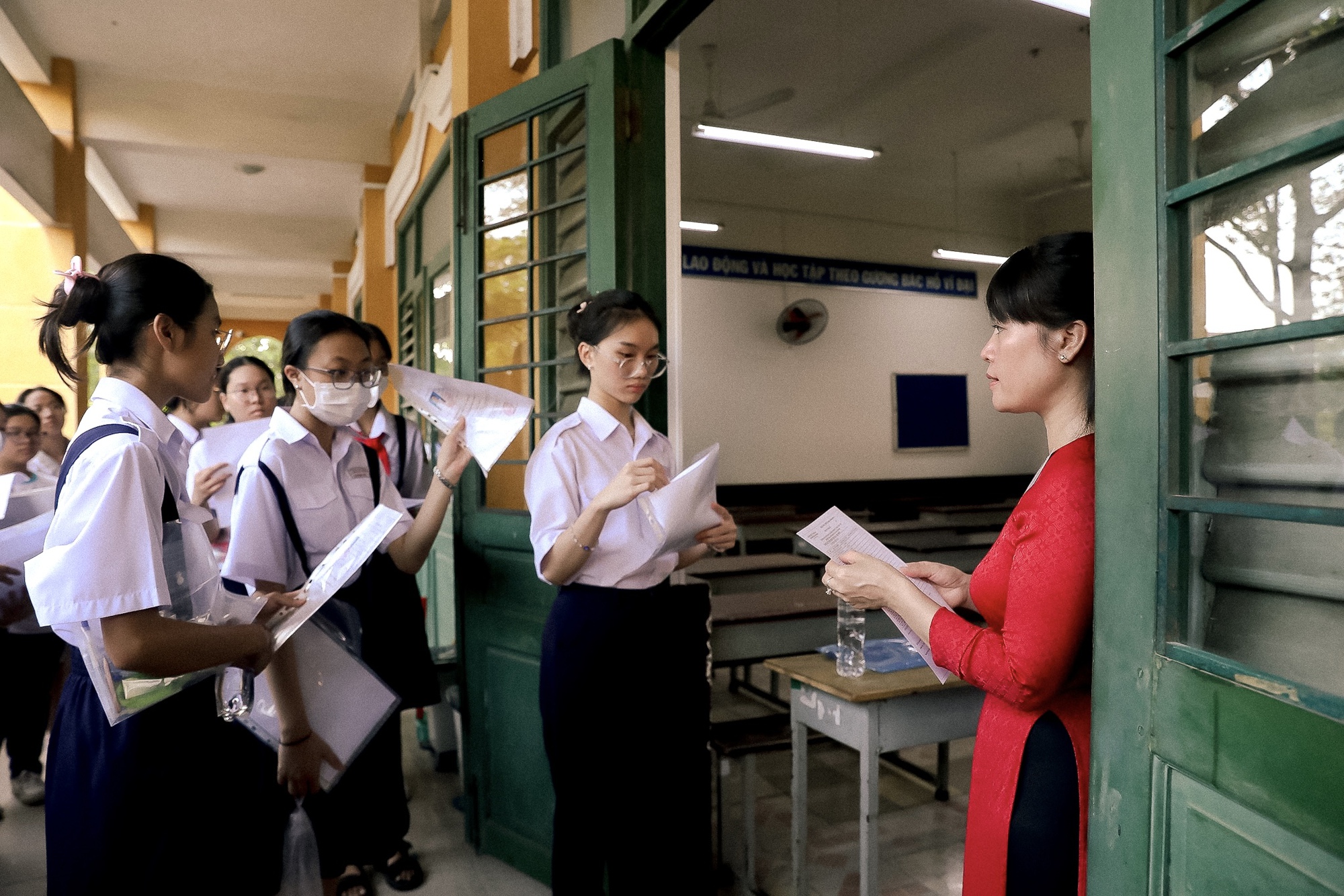 Gần 100.000 học sinh TP.HCM chính thức hoàn thành bài thi môn Văn- Ảnh 13.