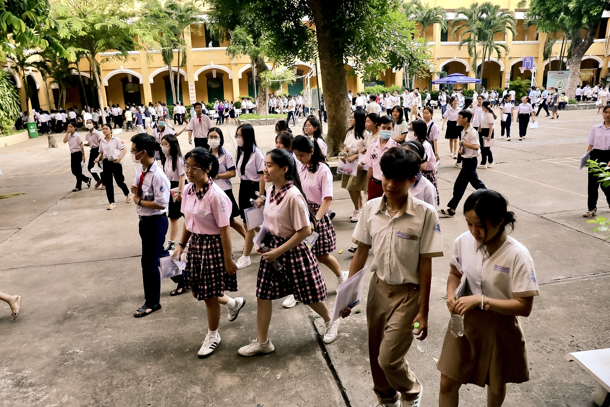 Gần 100.000 học sinh TP.HCM chính thức hoàn thành bài thi môn Văn- Ảnh 10.