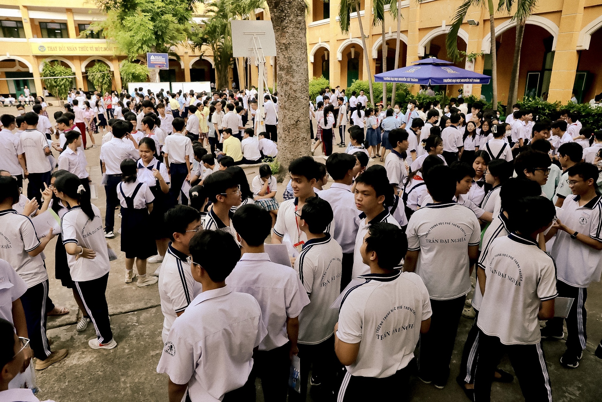 Gần 100.000 học sinh TP.HCM chính thức hoàn thành bài thi môn Văn- Ảnh 11.