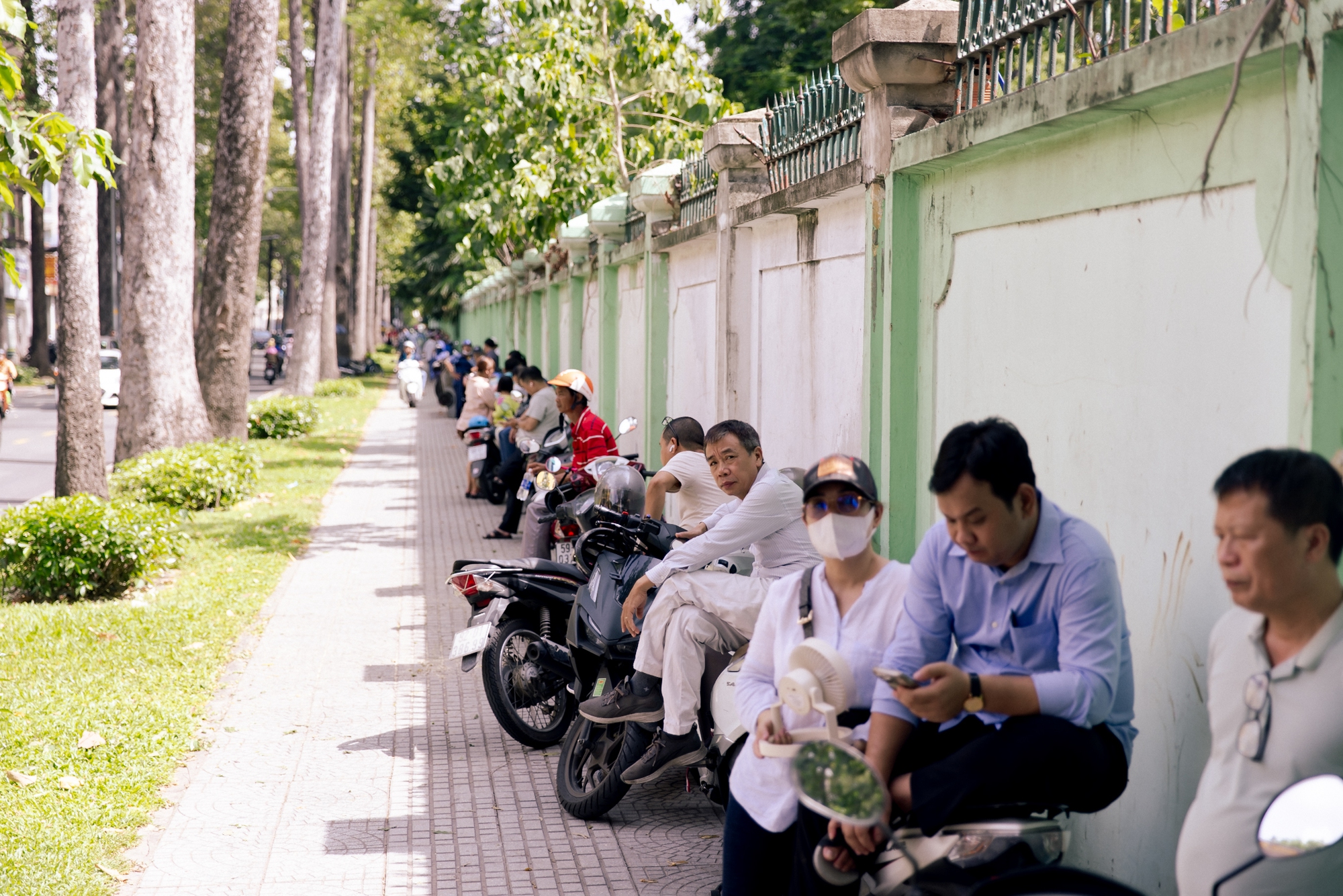 Gần 100.000 học sinh TP.HCM chính thức hoàn thành bài thi môn Văn- Ảnh 3.
