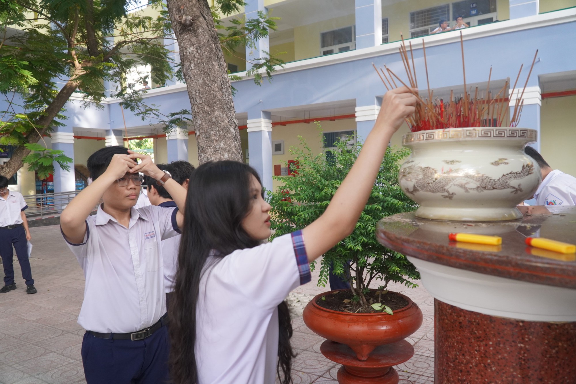 Gần 100.000 học sinh TP.HCM chính thức hoàn thành bài thi môn Văn- Ảnh 40.