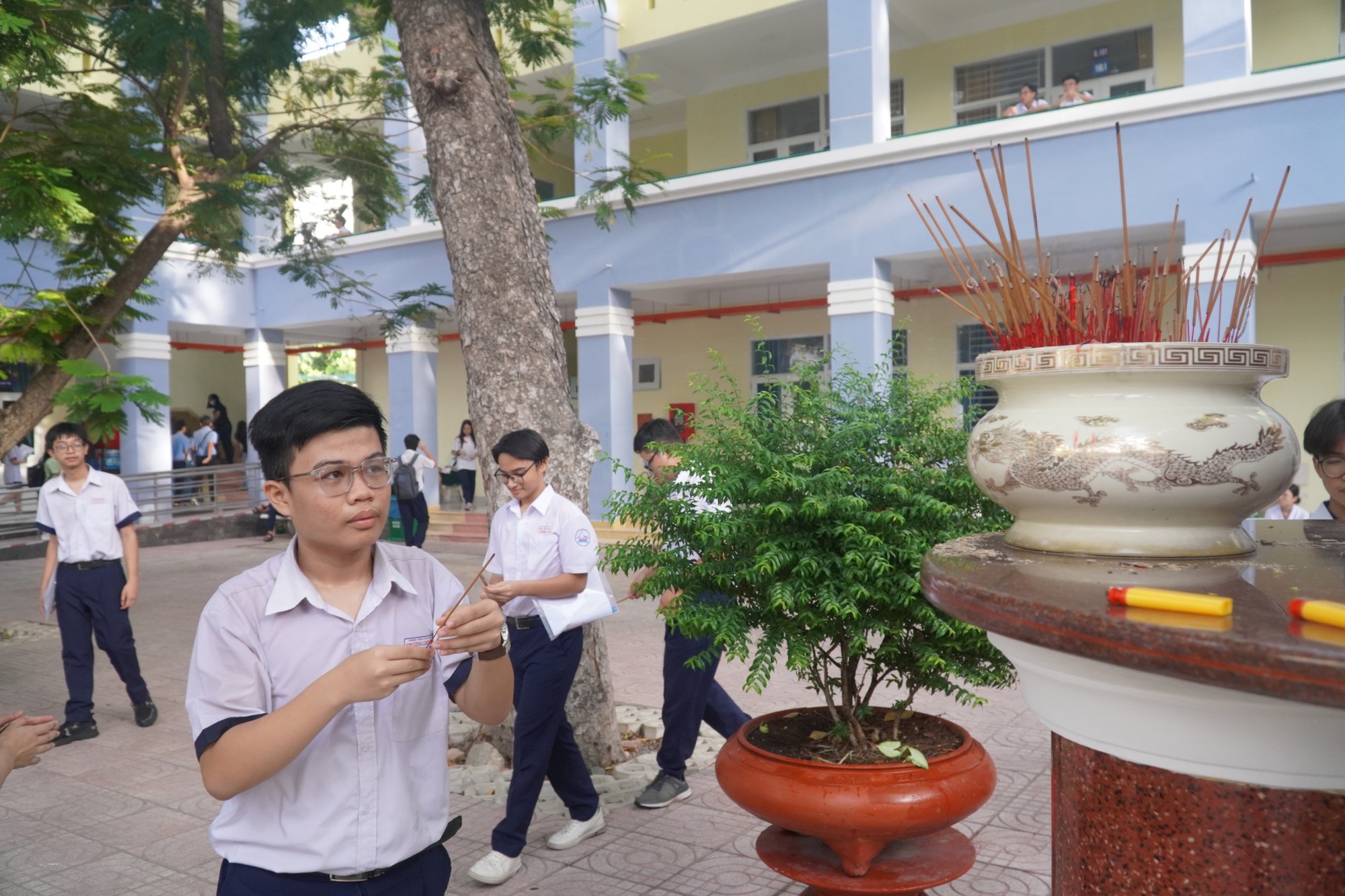 Gần 100.000 học sinh TP.HCM chính thức hoàn thành bài thi môn Văn- Ảnh 41.