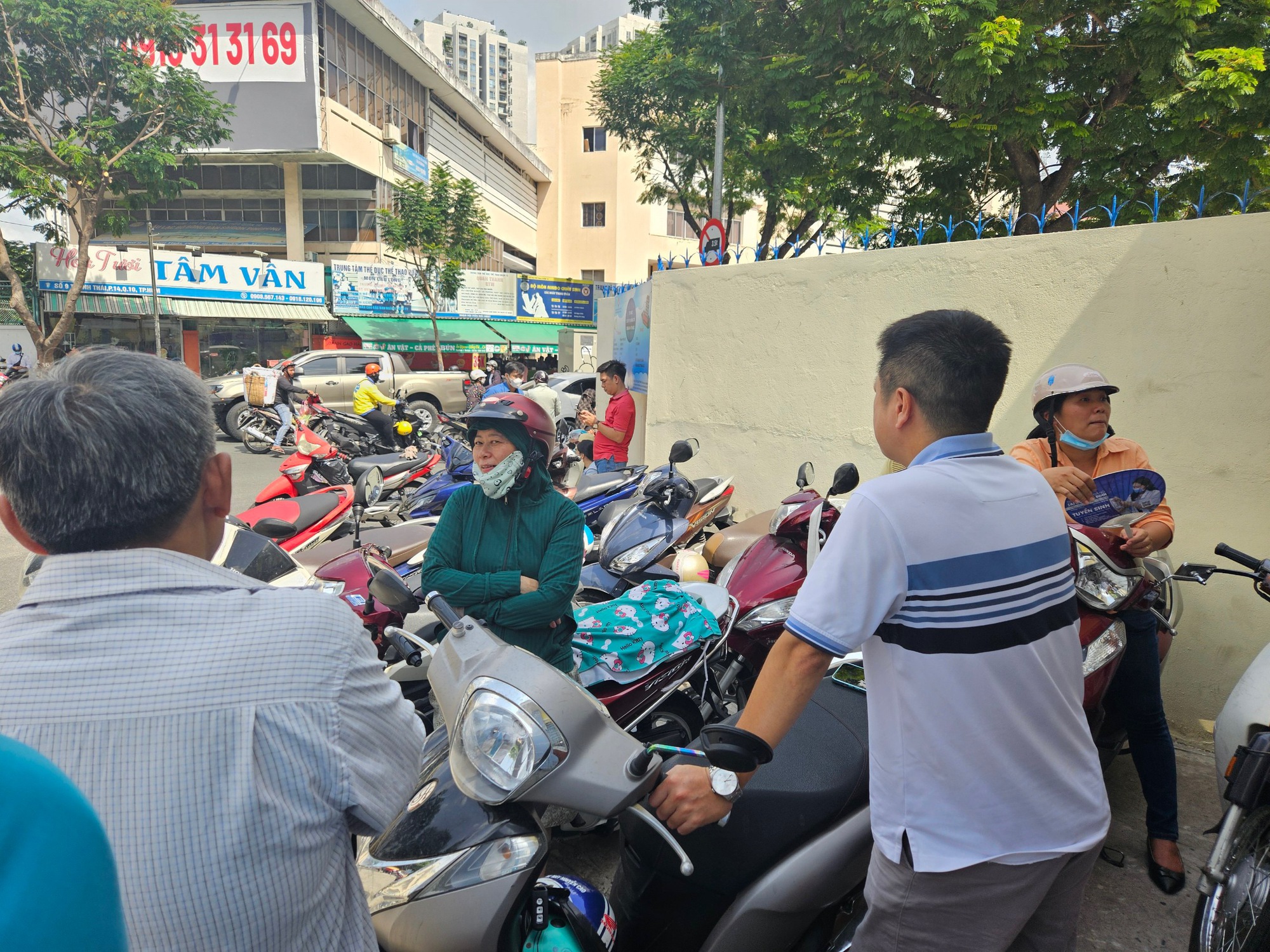 Gần 100.000 học sinh TP.HCM chính thức hoàn thành bài thi môn Văn- Ảnh 5.