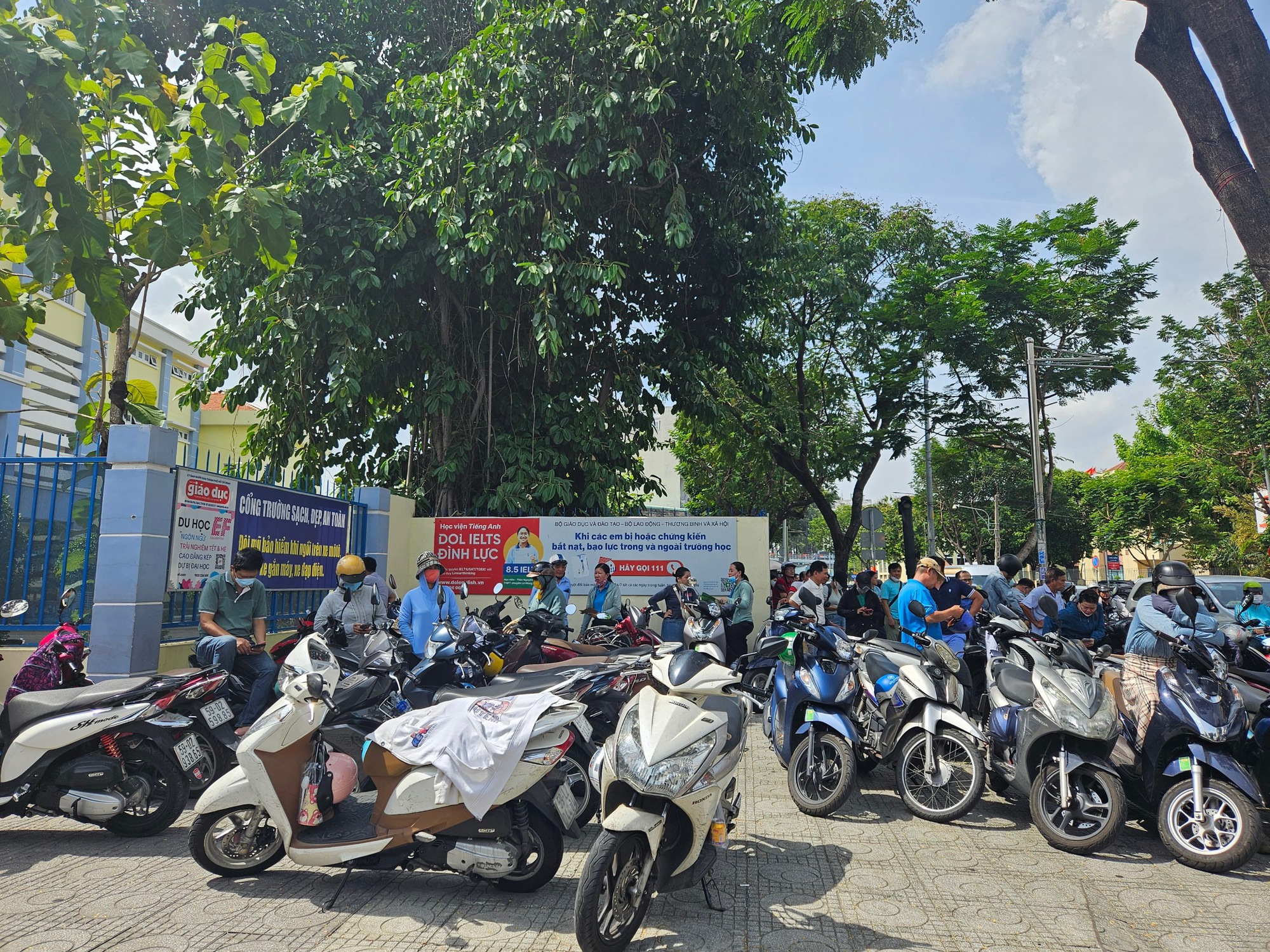 Gần 100.000 học sinh TP.HCM chính thức hoàn thành bài thi môn Văn- Ảnh 7.