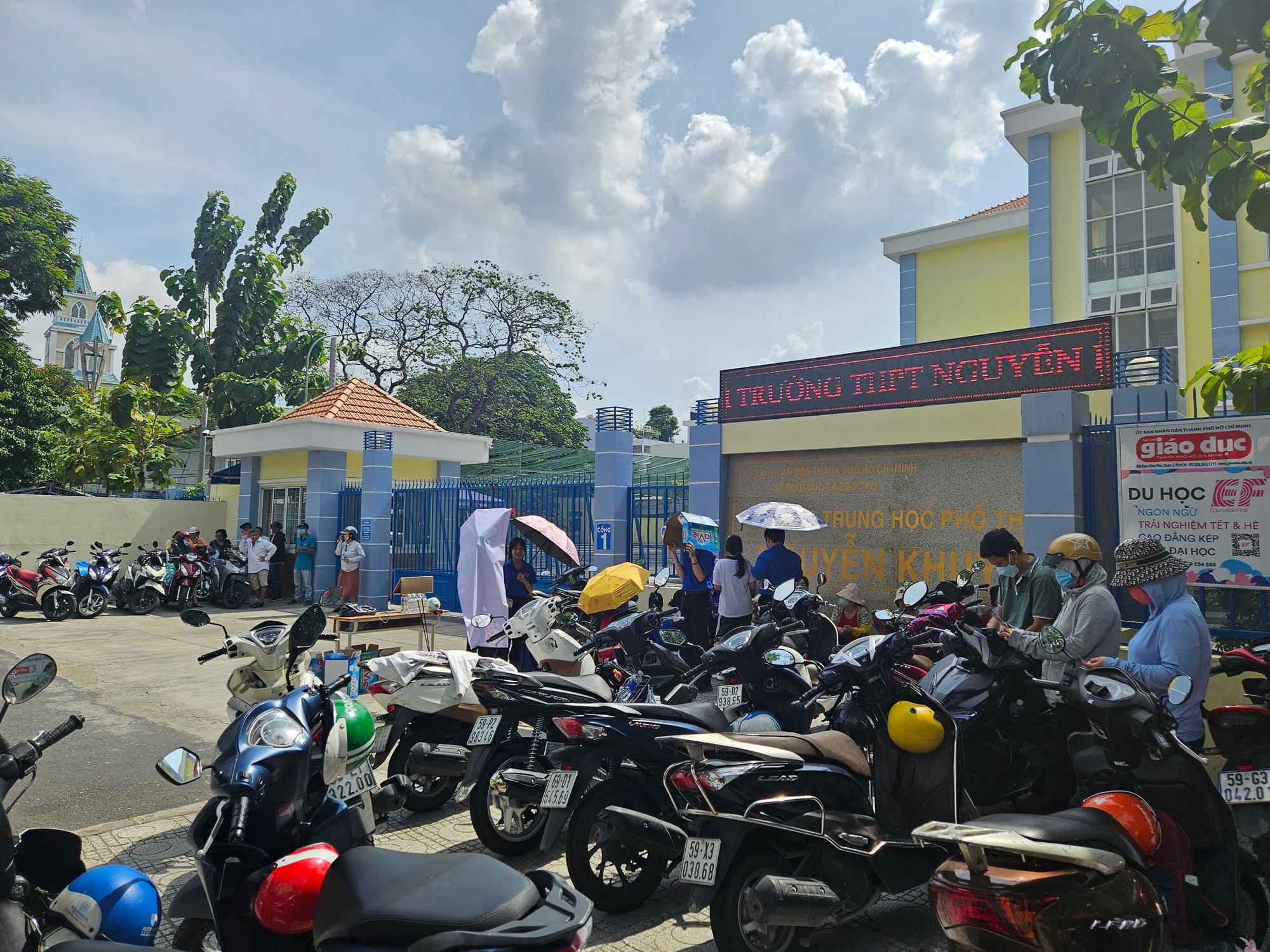 Gần 100.000 học sinh TP.HCM chính thức hoàn thành bài thi môn Văn- Ảnh 6.