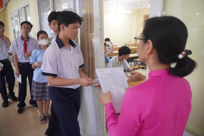 Gần 100.000 học sinh TP.HCM chính thức hoàn thành bài thi môn Văn- Ảnh 17.