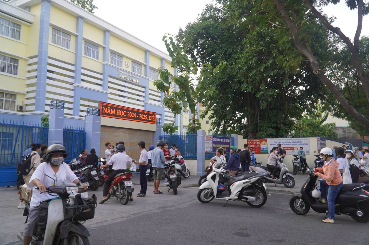 Gần 100.000 học sinh TP.HCM chính thức hoàn thành bài thi môn Văn- Ảnh 36.