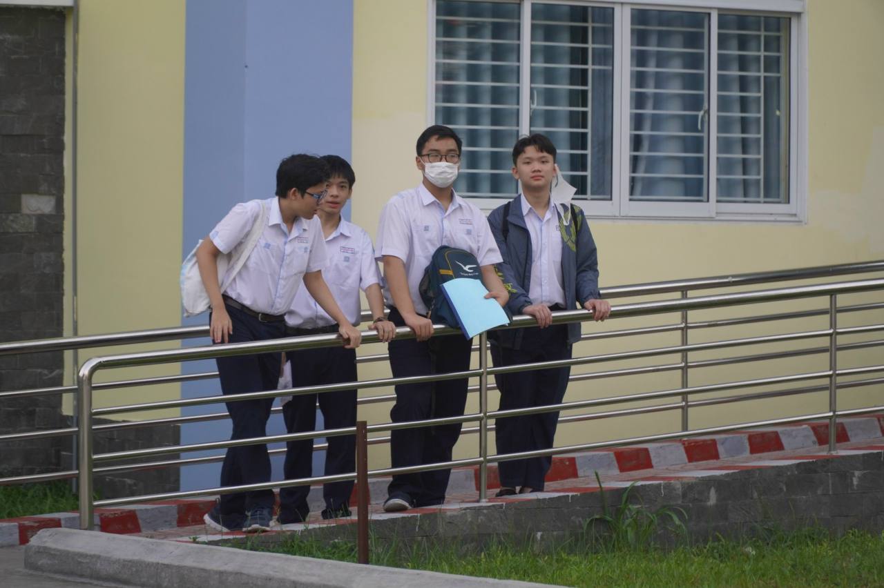 Gần 100.000 học sinh TP.HCM chính thức hoàn thành bài thi môn Văn- Ảnh 39.