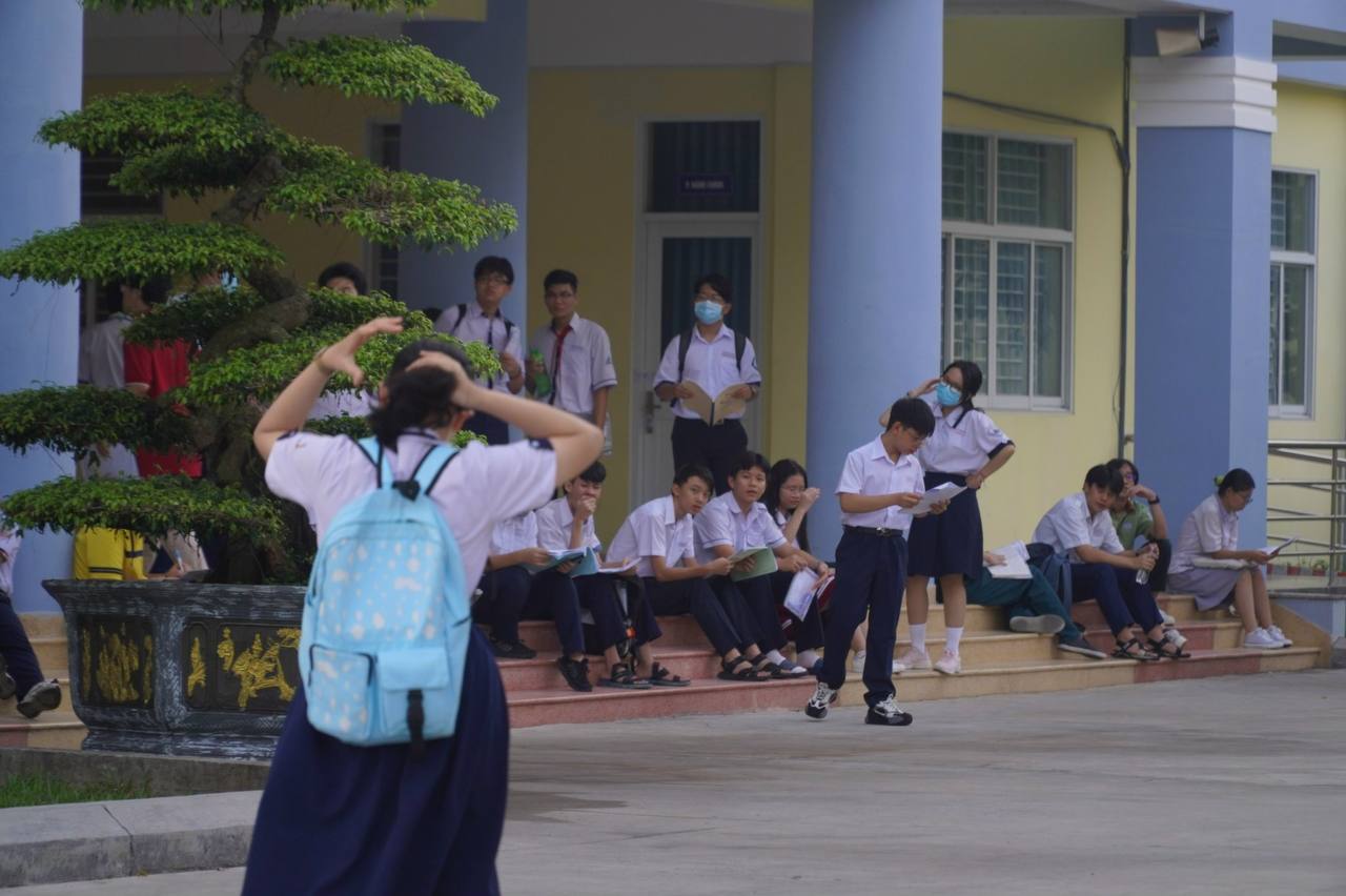 Gần 100.000 học sinh TP.HCM chính thức hoàn thành bài thi môn Văn- Ảnh 38.