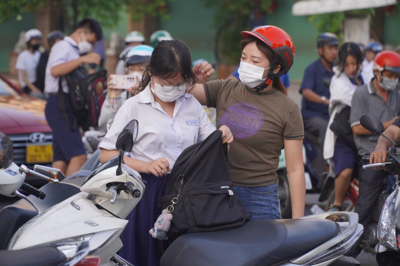 Gần 100.000 học sinh TP.HCM chính thức hoàn thành bài thi môn Văn- Ảnh 37.
