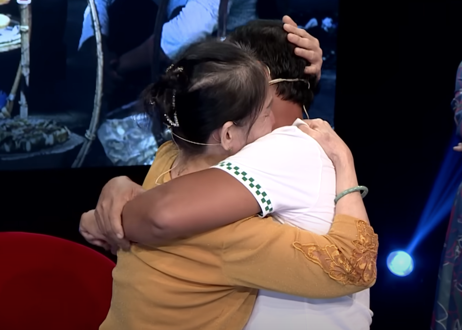 Mẹ dặn ngồi đợi ở bến xe nhưng không quay lại, đứa trẻ 5 tuổi lạc nhà 47 năm, ngày đoàn tụ mới rõ lý do- Ảnh 6. Mẹ dặn ngồi đợi ở bến xe nhưng không quay lại, đứa trẻ 5 tuổi lạc nhà 47 năm, ngày đoàn tụ mới rõ lý do- Ảnh 6.