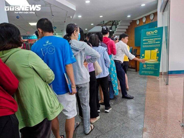 Ngân hàng sẽ khắc phục dần tình trạng dân gặp khó khi mua vàng- Ảnh 1.