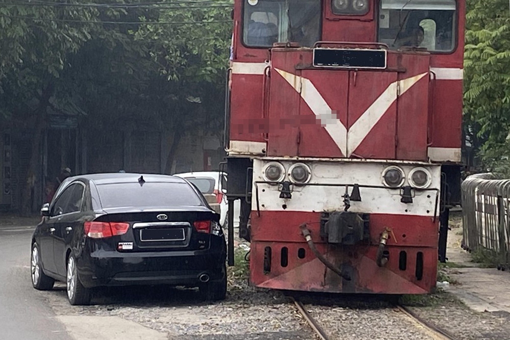 Ô tô bị tàu hỏa hất văng: Ngoài thiệt hại nghiêm trọng, tài xế còn bị phạt gì?- Ảnh 2.