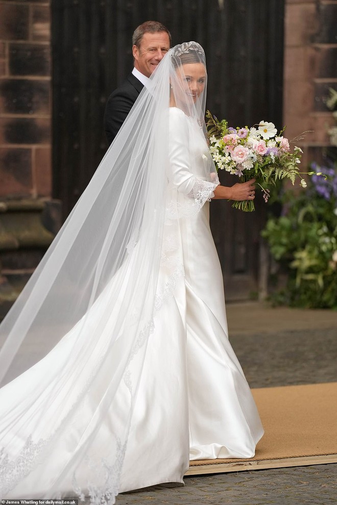 Cô dâu mới của chàng quý tộc giàu nhất nước Anh lộng lẫy trong ngày cưới, vương miện và giày cưới gây ấn tượng- Ảnh 4.