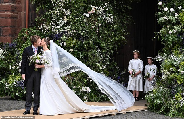 Cô dâu mới của chàng quý tộc giàu nhất nước Anh lộng lẫy trong ngày cưới, vương miện và giày cưới gây ấn tượng- Ảnh 2.