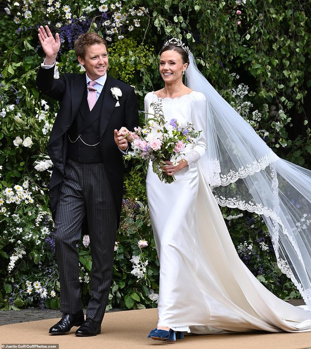 Cô dâu mới của chàng quý tộc giàu nhất nước Anh lộng lẫy trong ngày cưới, vương miện và giày cưới gây ấn tượng- Ảnh 1.