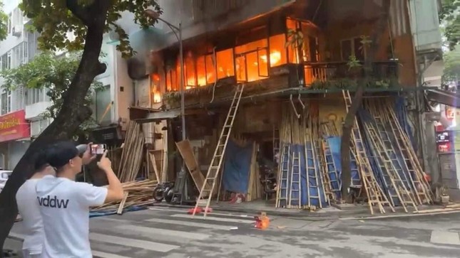 Hà Nội: Quán cà phê trên phố Hàng Vải cháy ngùn ngụt- Ảnh 1.